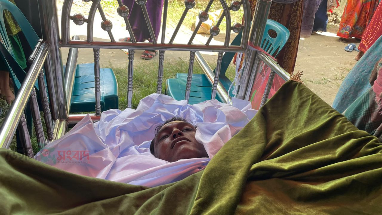 ভেড়ামারায় ক্ষেতে পানি দিতে গিয়ে বিদ্যুৎস্পৃষ্টে কৃষকের মর্মান্তিক মৃত্যু: ৩ সন্তানকে নিয়ে চরম দিশেহারা পরিবার।