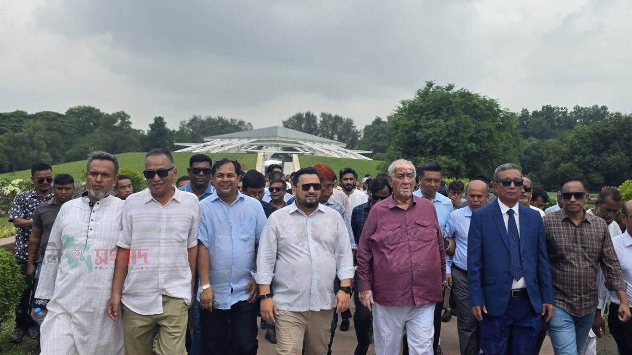 শহীদ রাষ্ট্রপতি জিয়াউর রহমান ও মরহুমা দেশনেত্রী বেগম খালেদা জিয়ার সমাধিস্থলে শ্রদ্ধা নিবেদন করেছেন  রাঙ্গামাটি নবগঠিত পার্বত্য জেলা পরিষদের চেয়ারম্যান ও সদস্যবৃন্দ