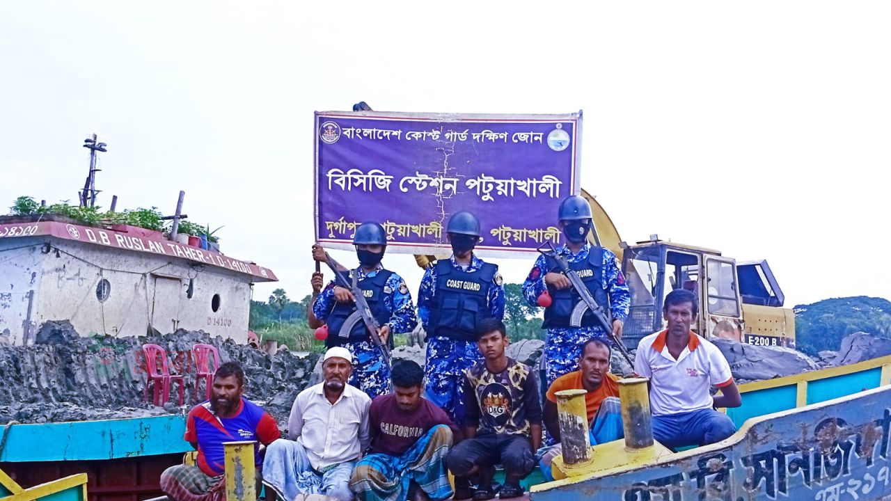 অবৈধভাবে মাটি কাটার বিরুদ্ধে কোস্ট গার্ডের জিরো টলারেন্স, পটুয়াখালীতে ৬ জন গ্রেপ্তার