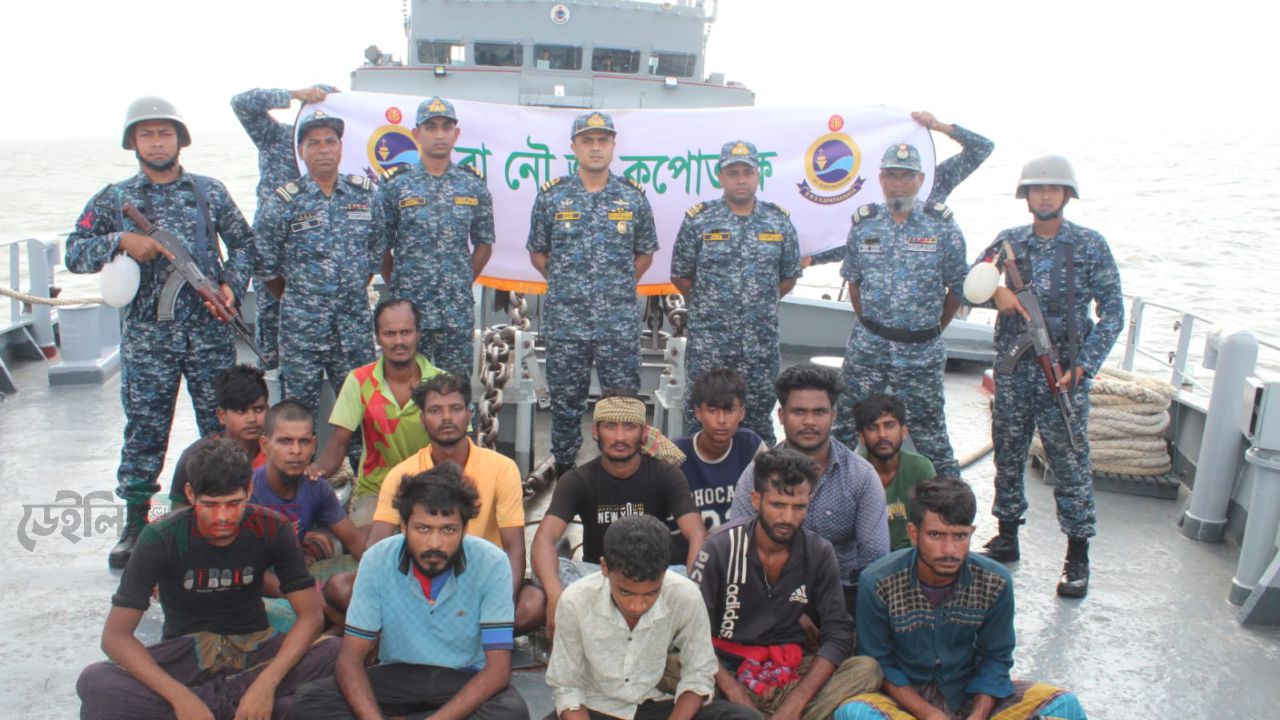 বঙ্গোপসাগরে ইঞ্জিন বিকল বোটসহ ১৬ জেলেকে উদ্ধার করল নৌবাহিনী