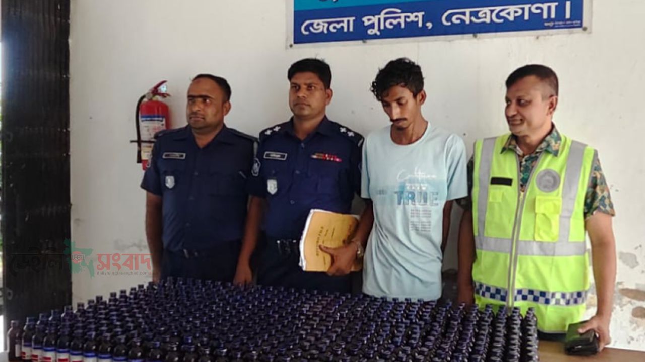 দুর্গাপুরে ৪৮০ বোতল ফেন্সিডিলসহ যুবক গ্রেপ্তার