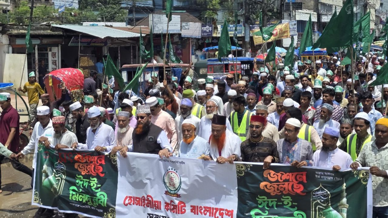 ঈদে মিলাদুন্নবী উপলক্ষে সুনামগঞ্জে জসনে জুলুছ অনুষ্টানে রাজাপুরা পীর হোসাইনীয়