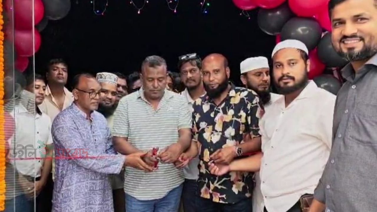 সুনামগঞ্জ হক মার্কেটে ওয়ান টেইলার্স এন্ড ফেব্রিকস এর উদ্বোধন করেন এড. নূরুল ইসলাম নূরুল এমপি