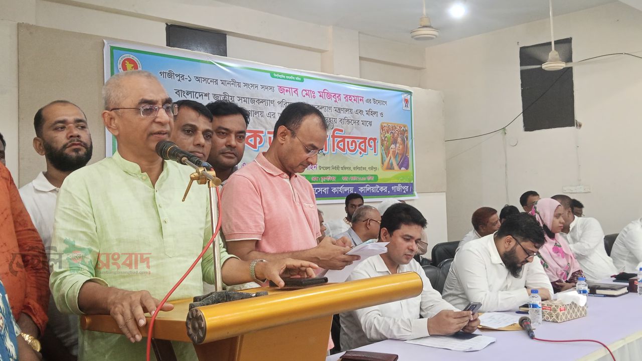 কালিয়াকৈরে দৃস্থ ও অসহায় ব্যক্তিদের মাঝে আর্থিক অনুদান প্রদান 