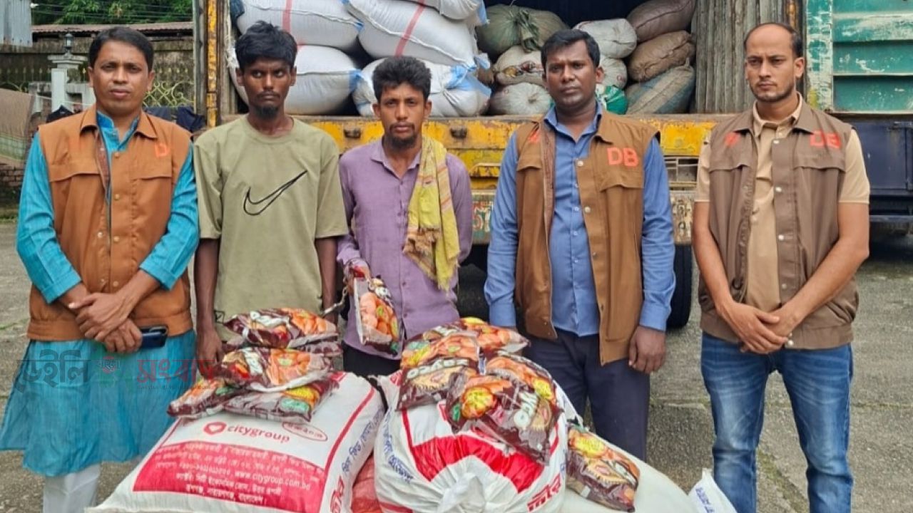 বিশ্বম্ভরপুরে ডিবি পুলিশের অভিযানে ভারতীয় ফুচকা,কাভার্ডভ্যানসহ ৬৫ লাখ টাকার মামলামাল জব্দ, আটক ২
