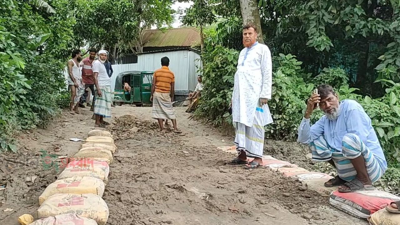 কালভার্টের অপেক্ষায় এলাকাবাসী, ভাঙা রাস্তা মেরামতে সম্ভাব্য মেম্বার প্রার্থী আমজাদ মোল্লার উদ্যোগ