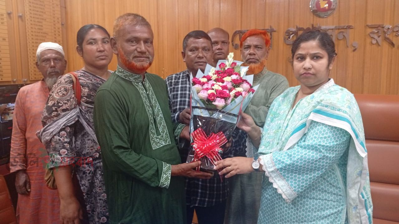 রংপুরের নতুন জেলা প্রশাসক ইসরাত জাহানকে জেলা কংগ্রেসের ফুলেল শুভেচ্ছা