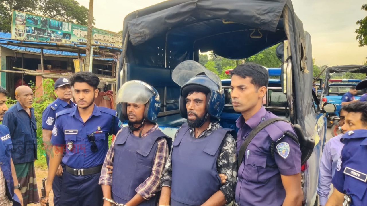 হাটহাজারীতে পুলিশের সাঁড়াশি অভিযান: সিএনজি ওয়ার্কশপের আড়ালে অস্ত্র তৈরির কারখানার সন্ধান