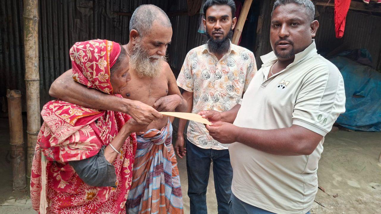 মানবিকতার দৃষ্টান্ত জুলাই যোদ্ধা রাসেল, পাশে দাঁড়ালেন অসুস্থ মোশাররফের