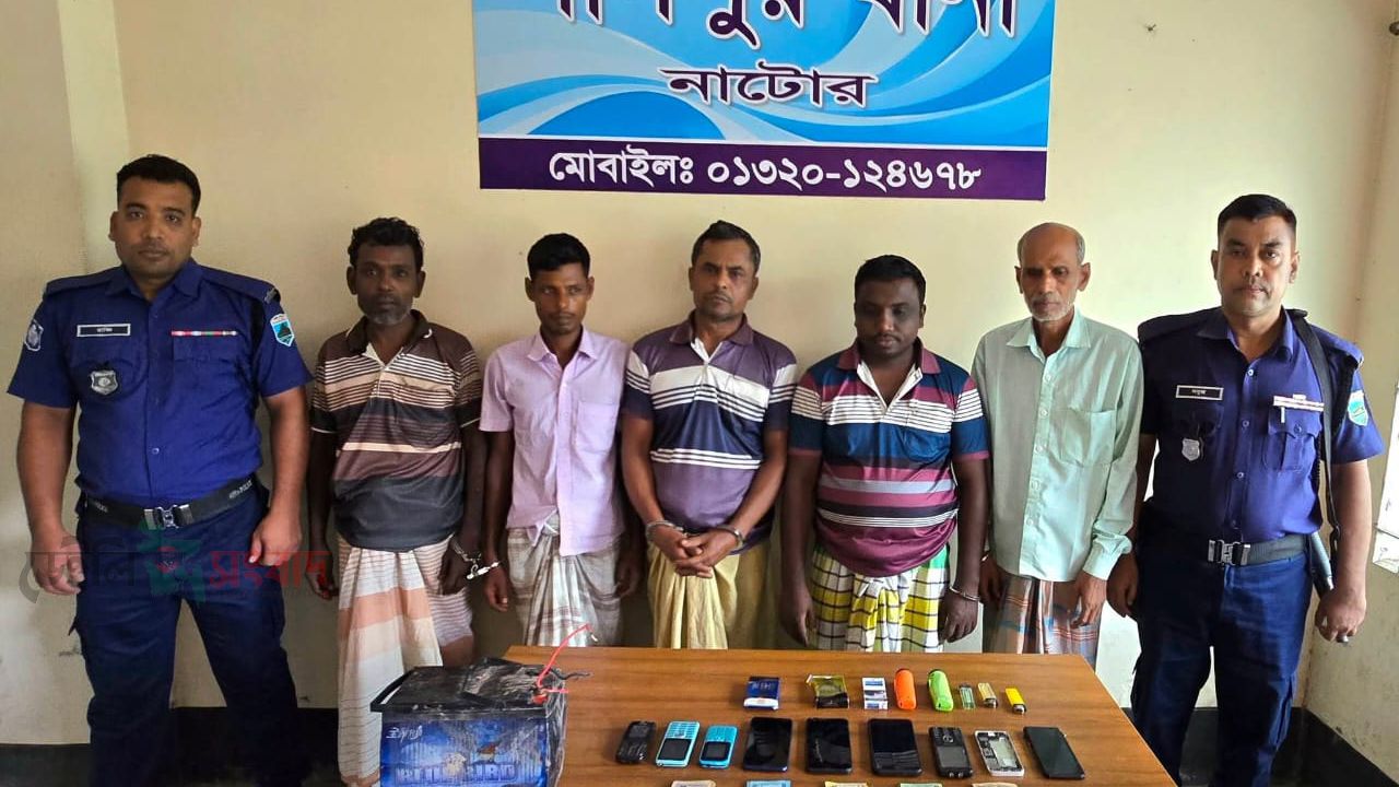 লালপুরে গভীর রাতে জুয়ার আসরে পুলিশের অভিযানে ২২,২৩০টাকা,৮ টি মোবাইল ফোন ও জুয়ার আলামত জব্দসহ আটক-৫