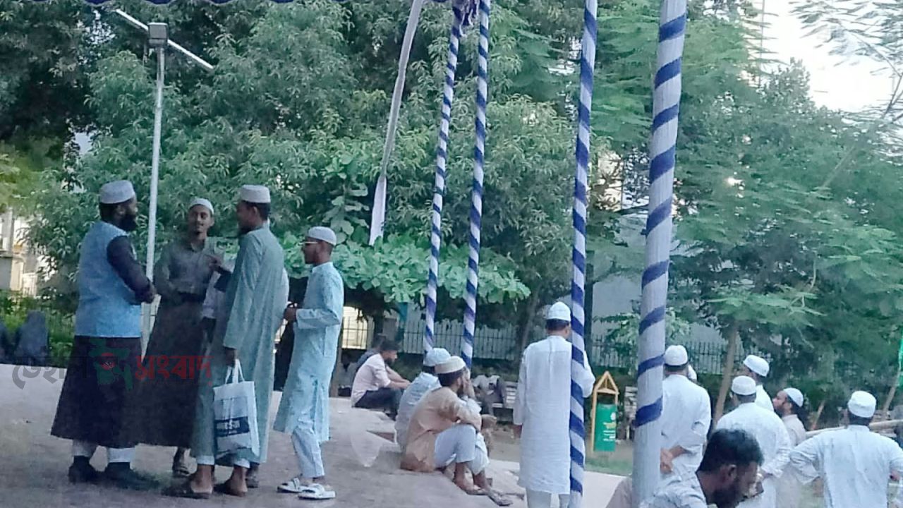 বগুড়ায় শহীদ মিনারের বেদিতে জুতা পায়ে খেলাফত মজলিসের নেতাকর্মী, ক্ষোভ