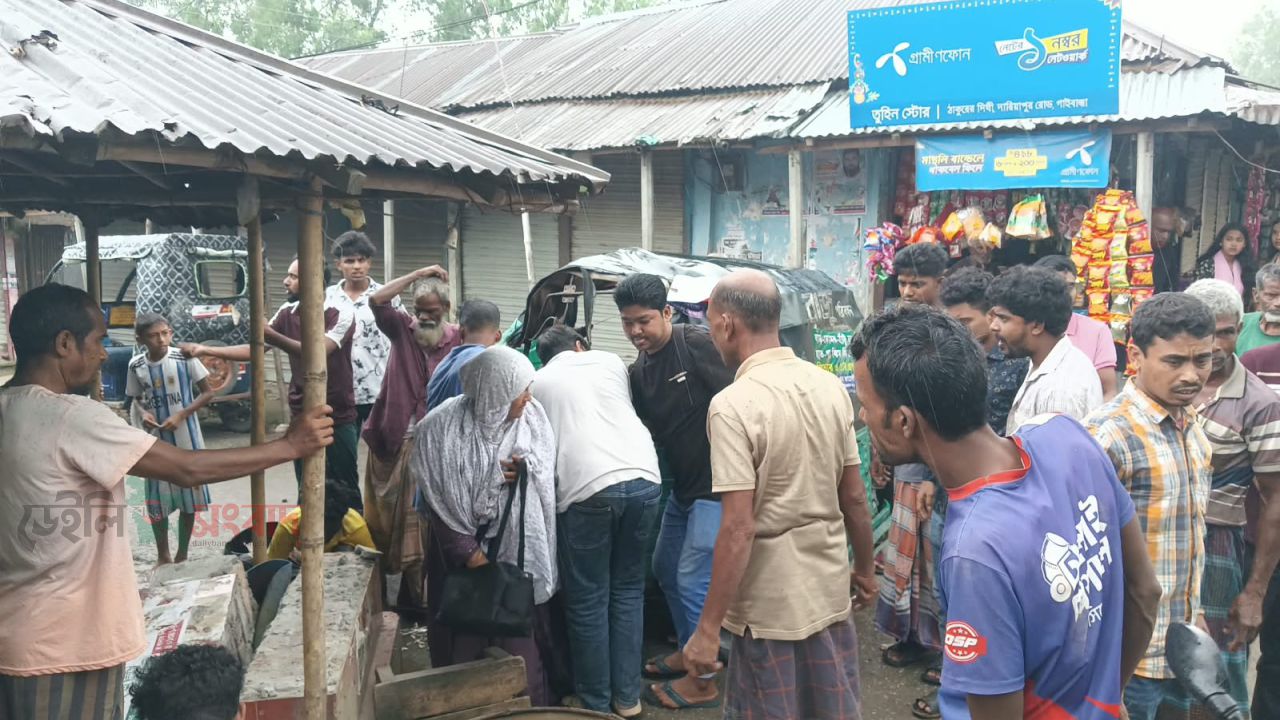 ঠাকুরের দীঘির চারমাথায় মোটরসাইকেল-সিএনজি দুর্ঘটনা, অল্পের জন্য রক্ষা মাছ ব্যবসায়ী