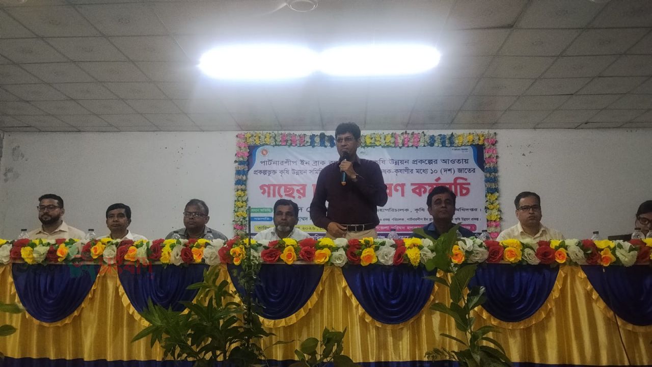হরিরামপুরে কৃষি উন্নয়ন প্রকল্পের আওতায় কৃষকদের মধ্যে ১০ (দশ) জাতের গাছের চারা বিতরণ।