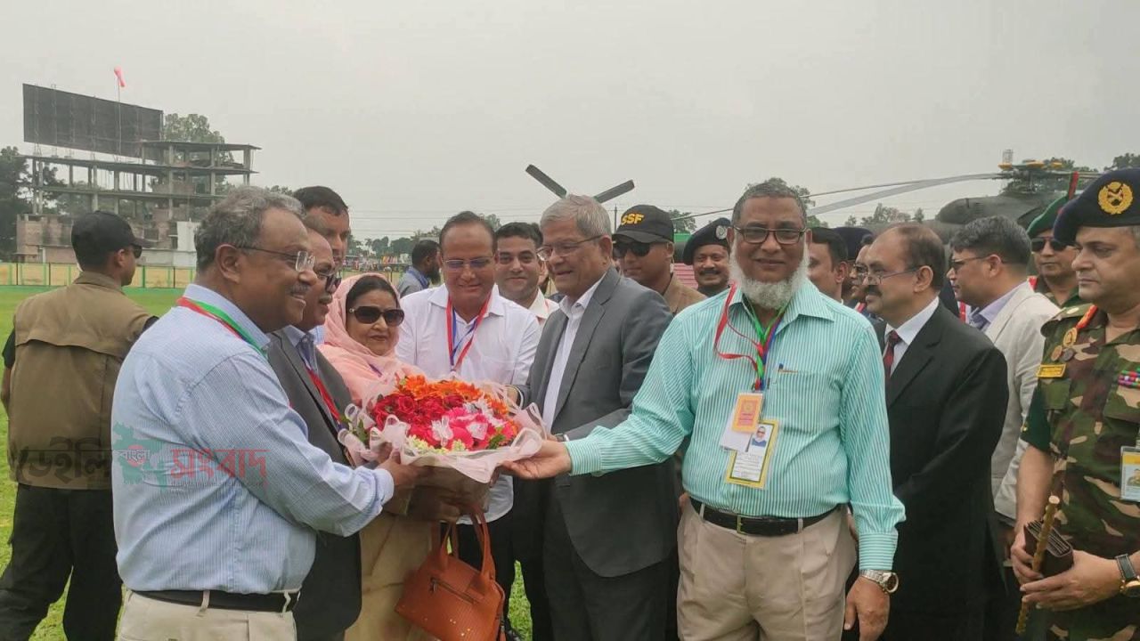 নিজ জন্ম স্থানে পৌঁছেছেন রাষ্ট্রপতি মির্জা ফখরুল ইসলাম আলমগীর।
