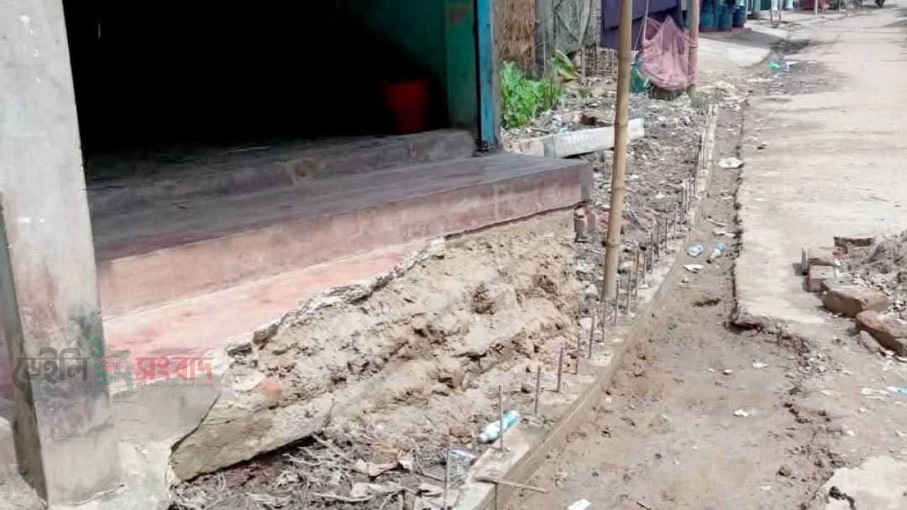 শান্তিগঞ্জের টাইলা গ্রামে বসতভিটার বারান্দা ভেঙ্গে রাস্তা তৈরী চেষ্টায় জেলা প্রশাসক ও এলজিইডি  নির্বাহী প্রকৌশলী বরাবরে অভিযোগ 