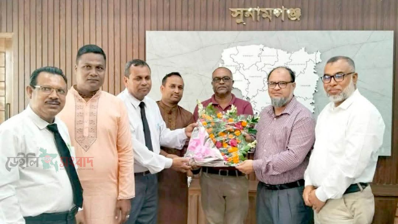 সুনামগঞ্জের জেলা প্রশাসকের  সাথে শুভেচ্ছা বিনিময় করেন বাংলাদেশ পূজা উদযাপন পরিষদ জেলা শাখার নেতৃবৃন্দরা