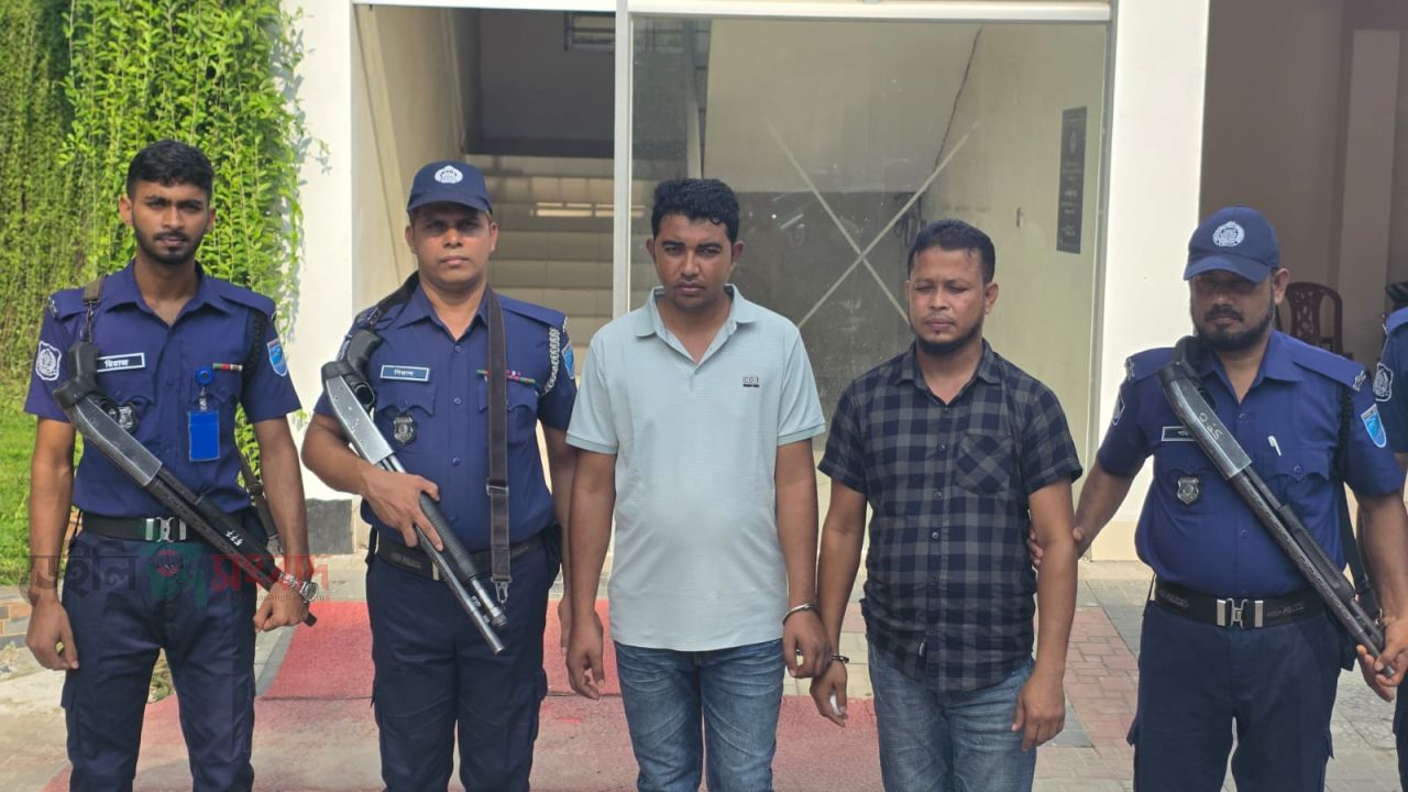 আখাউড়া স্থলবন্দর দিয়ে ভারতে পালানোর সময় হত্যা মামলার আসামি স্বেচ্ছাসেবক লীগ নেতা আটক: