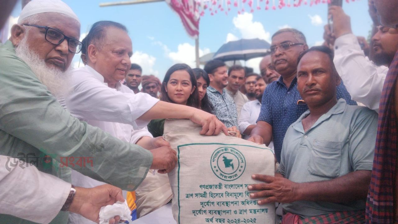 নদীভাঙন কবলিত হরিরামপুরে ৪০০ পরিবারের মাঝে শুকনা খাবার বিতরণ।