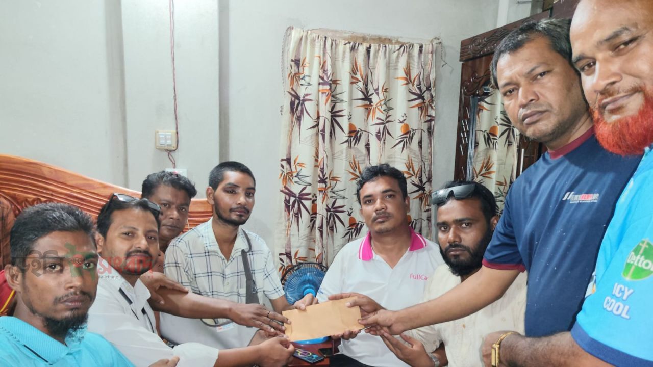 দুর্ঘটনায় আহত মাসুমের পাশে বিক্রয় প্রতিনিধি জোট, বাসায় গিয়ে দিলেন চিকিৎসা সহায়তা