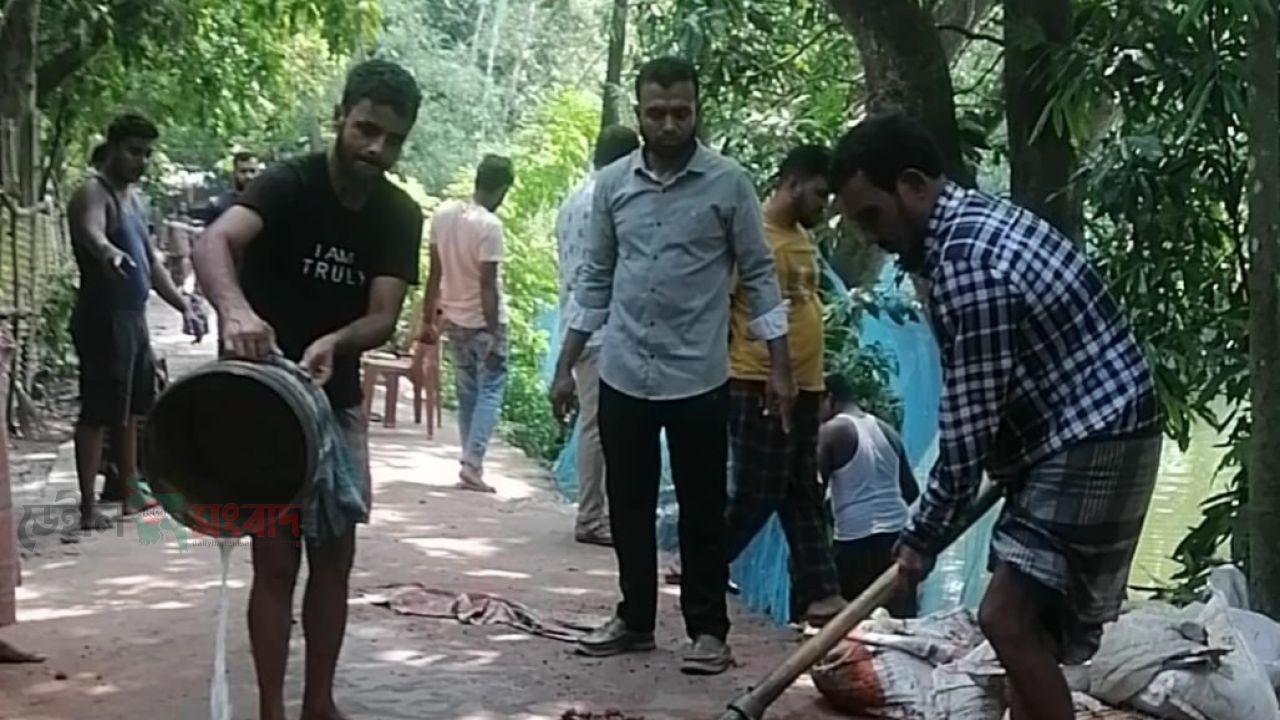 কচুয়ায় বেহাল সড়ক নিজ অর্থায়নে সংস্কার করছেন যুবদল নেতা মুক্তার'