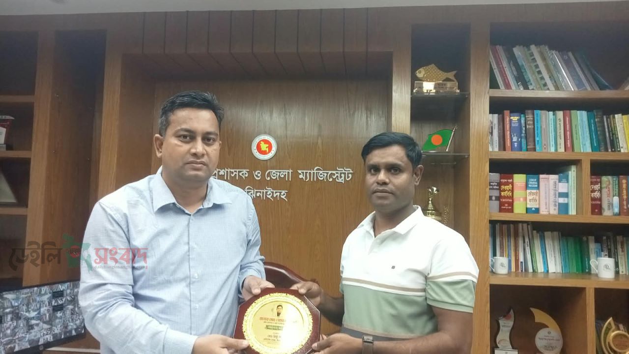 ঝিনাইদহ জেলা প্রশাসকের সঙ্গে রেমিট্যান্সযোদ্ধা রিন্টু মিয়ার সৌজন্য সাক্ষাৎ 