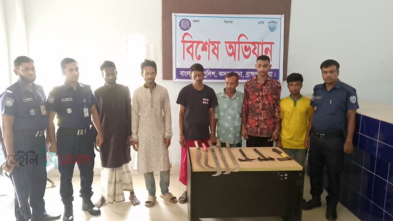 কসবায় ডাকাতির প্রস্তুতিকালে অস্ত্রসহ ০৬ ডাকাত গ্রেফতার।