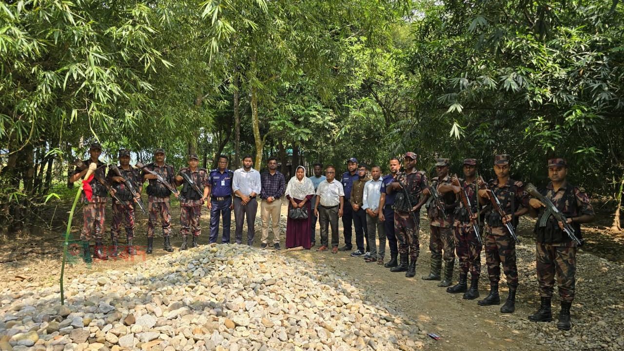 দোয়ারাবাজারে ভ্রাম্যমাণ আদালতের অভিযানে ৪,২৬১ ঘনফুট পাথর জব্দ।