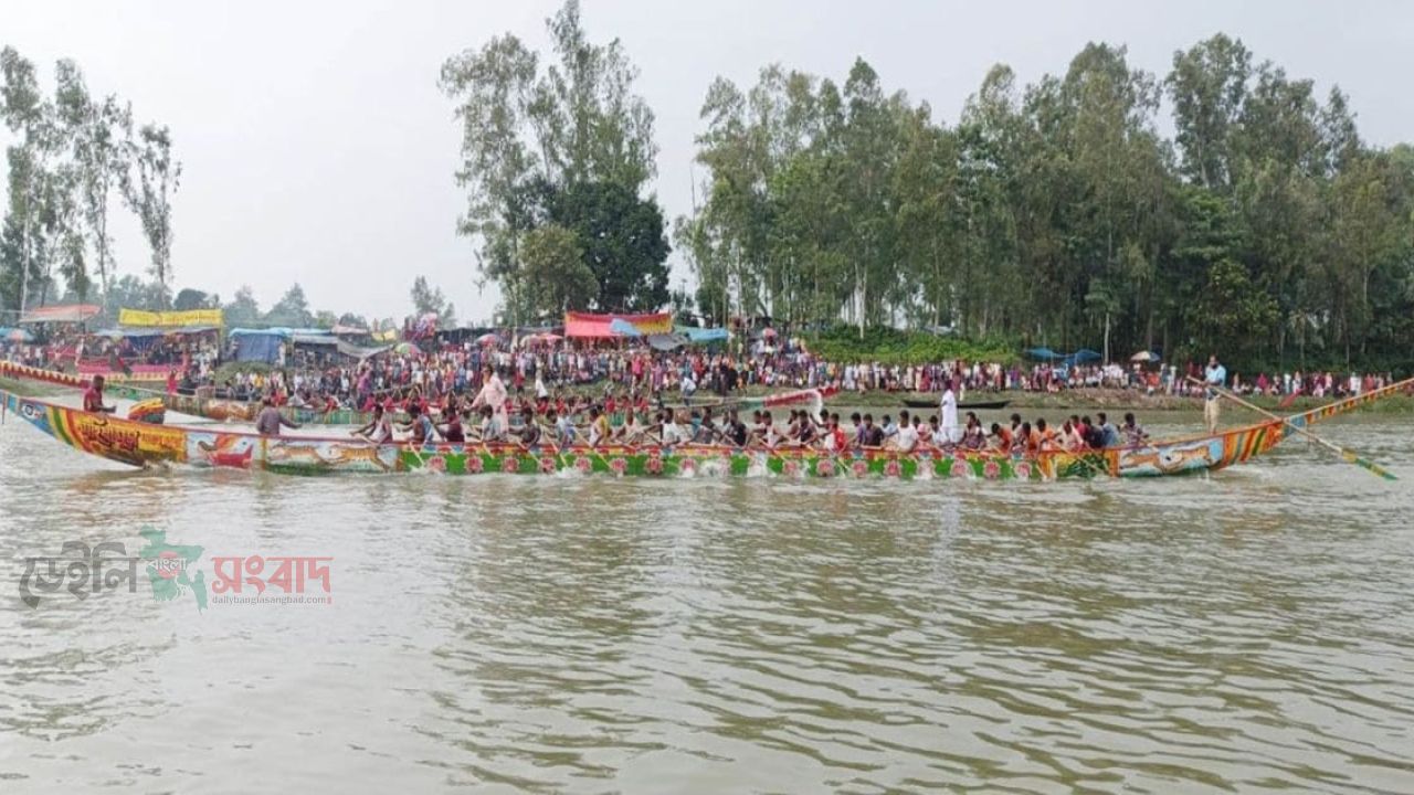 নদীর বুকে ছুটল রঙিন নৌকা, তীরে হাজারো দর্শনার্থীর উচ্ছ্বাস