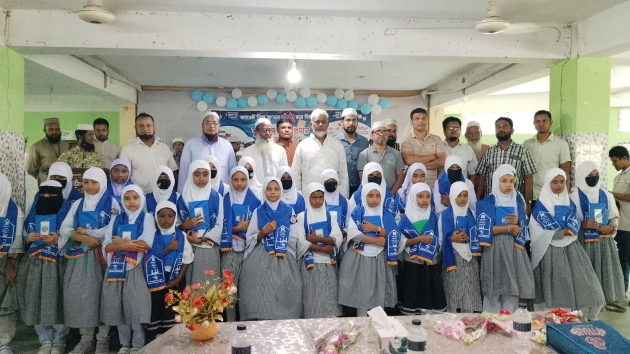 বীরগঞ্জে ৬২ শিক্ষার্থীকে পবিত্র কুরআন প্রদান ও সবক অনুষ্ঠান