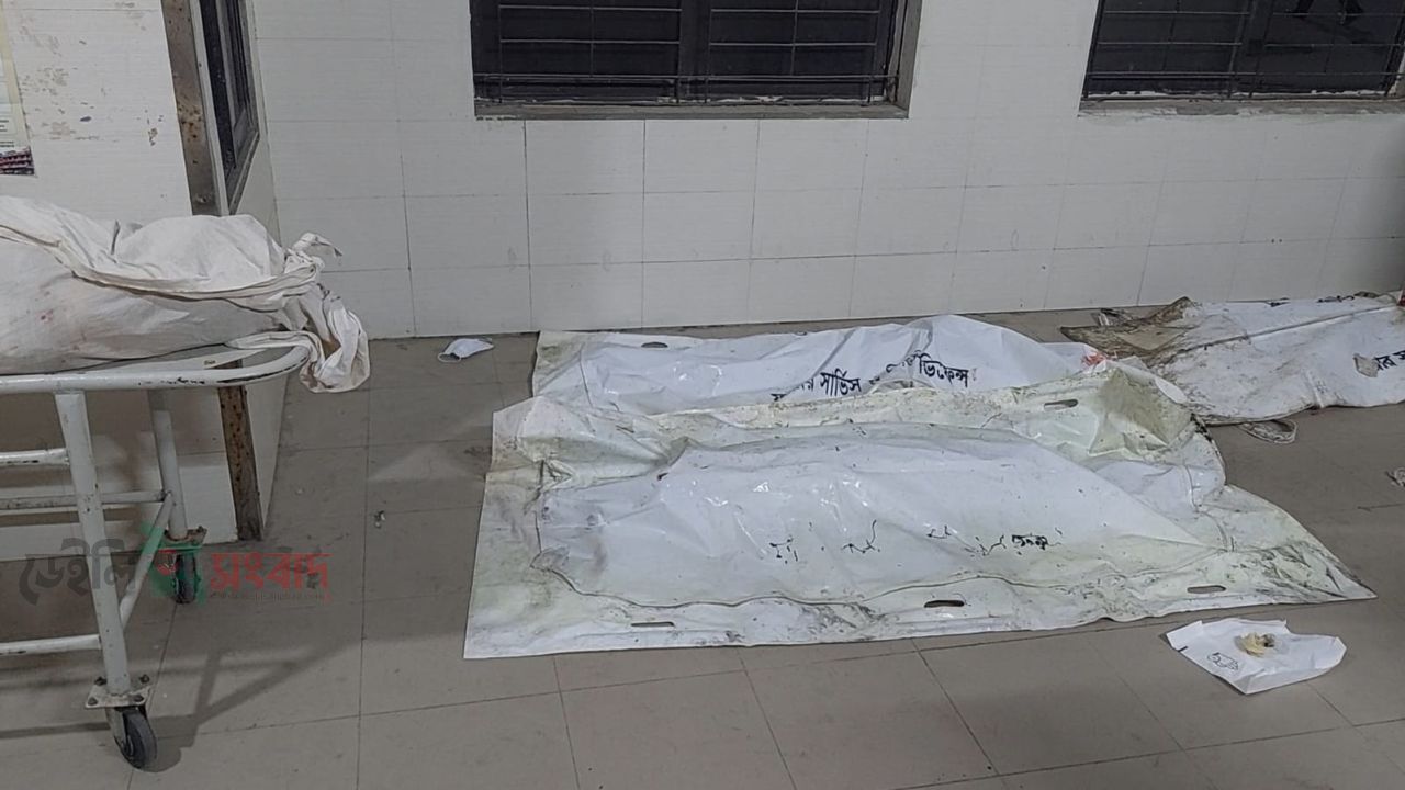 পটুয়াখালী কুয়াকাটা মহাসড়কে বাস ইজি বাইক মুখোমুখি সংঘর্ষ; নিহত ৪ 