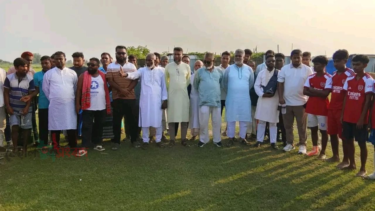‘মাদক ছাড়ো, মাঠে চলো’ স্লোগানে আজিমনগর ইউনিয়ন ফুটবল টুর্নামেন্টের ফাইনাল। 
