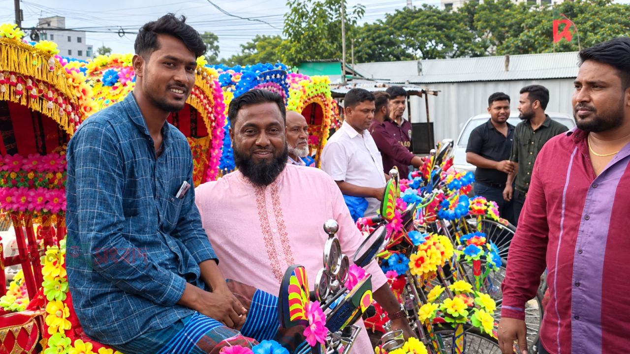 তুরাগে ছয় রিকশাচালকের হাতে অটোরিকশার চাবি তুলে দিলেন হাজী চান মিয়া
