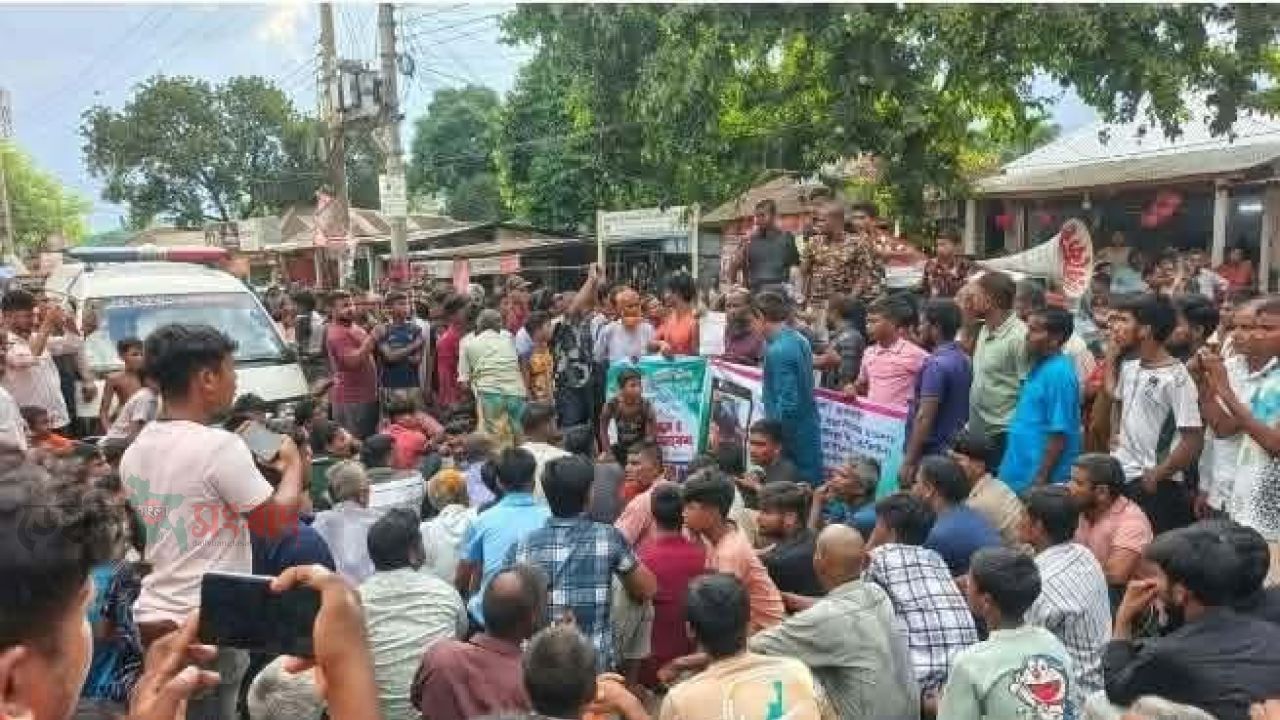 জলঢাকায় খালি শ্যাম্পুর প্যাকেট নিয়ে সংঘর্ষে আহত ১৫ নিহত ১ মানববন্ধন বিক্ষোভ