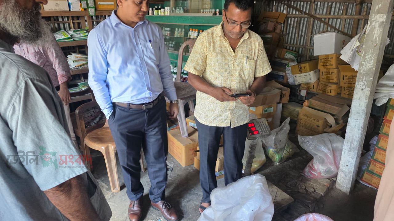 রায়পুরায় ভ্রাম্যমাণ আদালতে সার ডিলার ও দোকানিকে জরিমানা, সার জব্দ