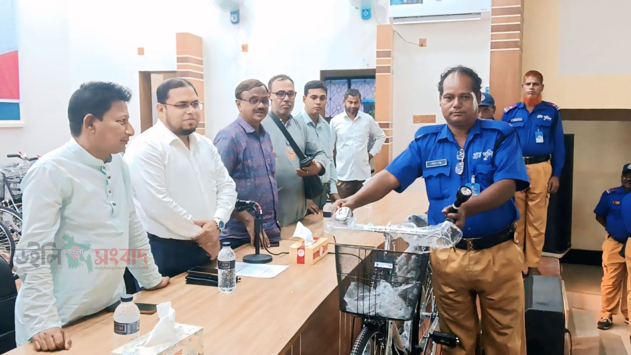 বোদায় ৯৮ গ্রাম পুলিশের হাতে বাইসাইকেল-টর্চলাইট, বাড়বে মাঠপর্যায়ের কার্যক্রম