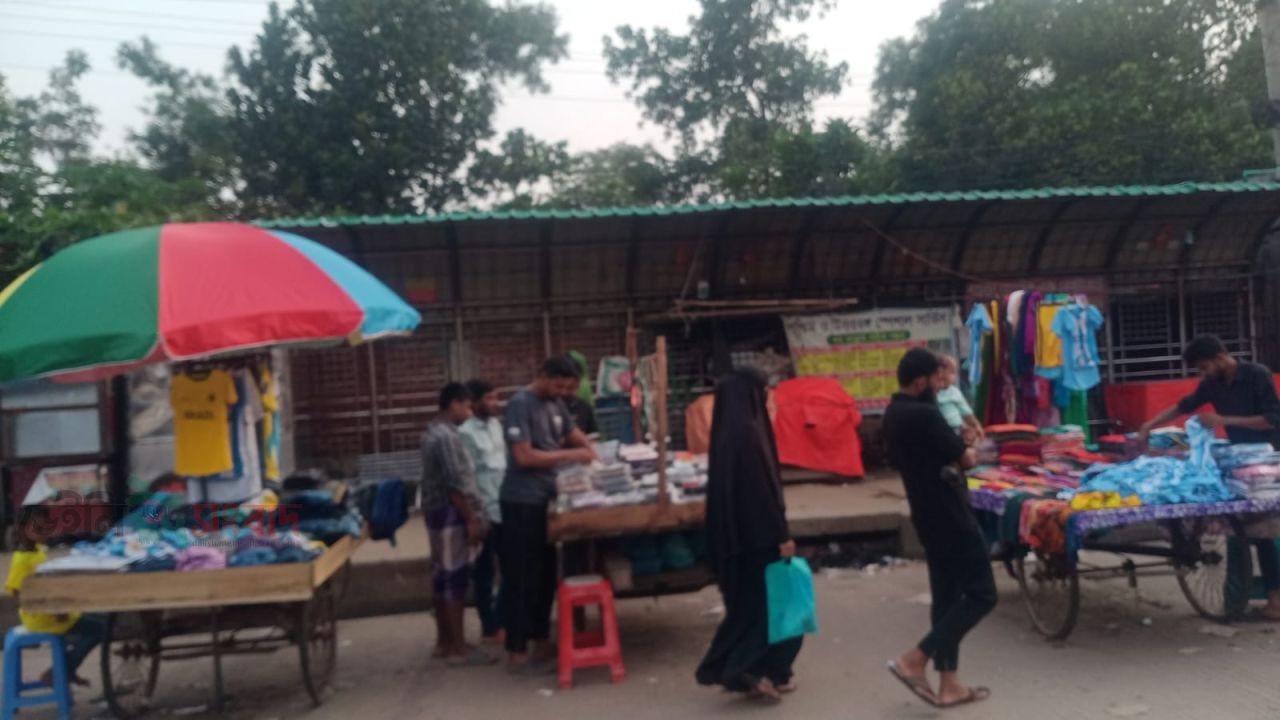 কালিয়াকৈরে চন্দ্রা এিমোড়ের মহাসড়কের পাশে অবৈধ ফুটপাতের দখলে রমরমাট ব্যবসা