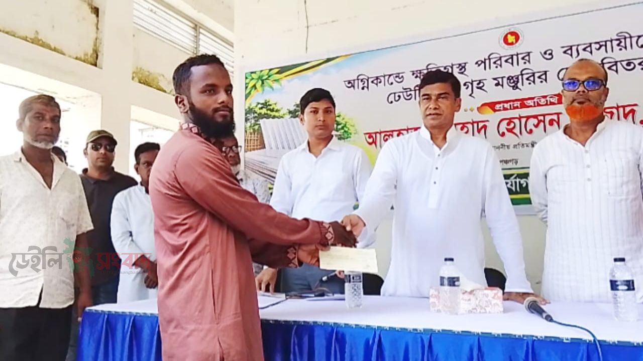 দেবীগঞ্জে অগ্নিকাণ্ডে ক্ষতিগ্রস্ত ৮ পরিবার ও ব্যবসায়ীর পাশে প্রতিমন্ত্রী ফরহাদ হোসেন আজাদ