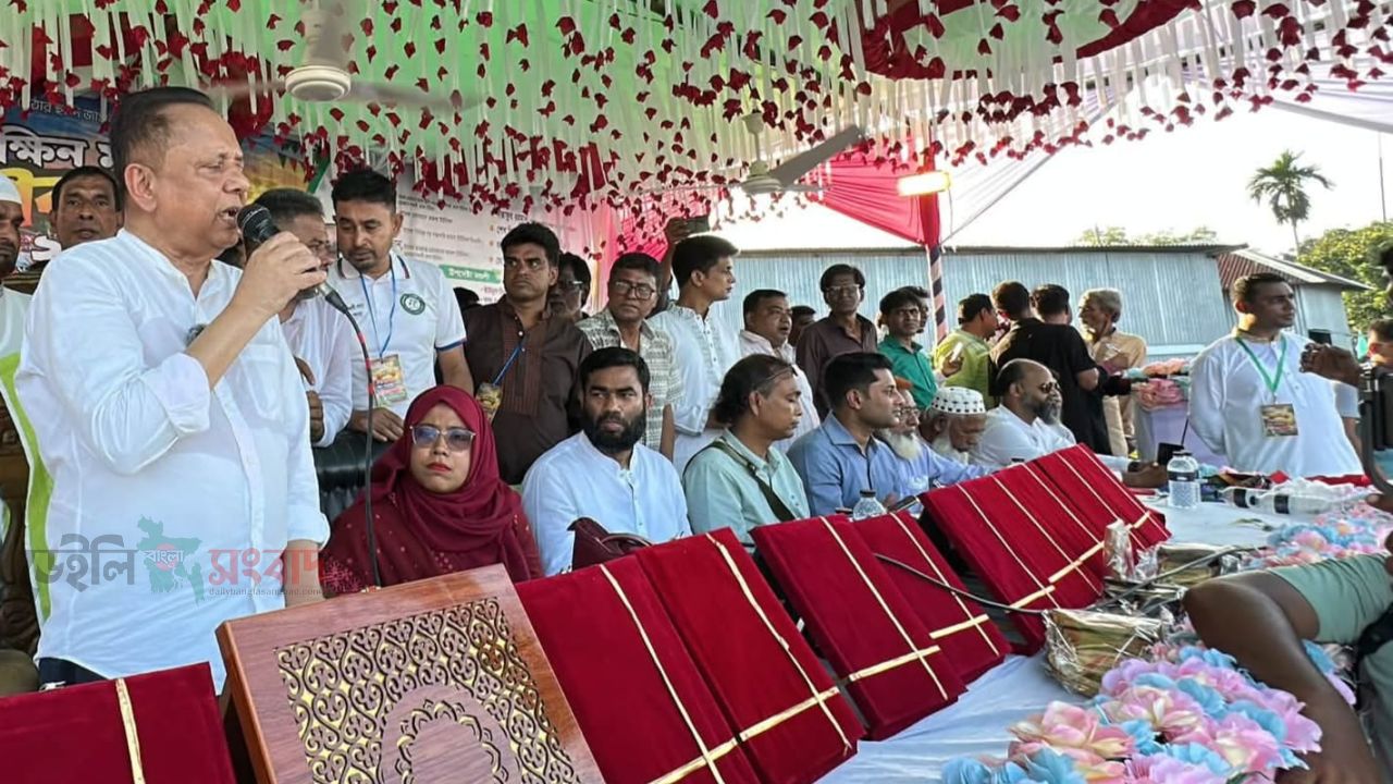 মানিকগঞ্জে কালীগঙ্গার নৌকাবাইচে কসাইবাড়ির বাজিমাত।