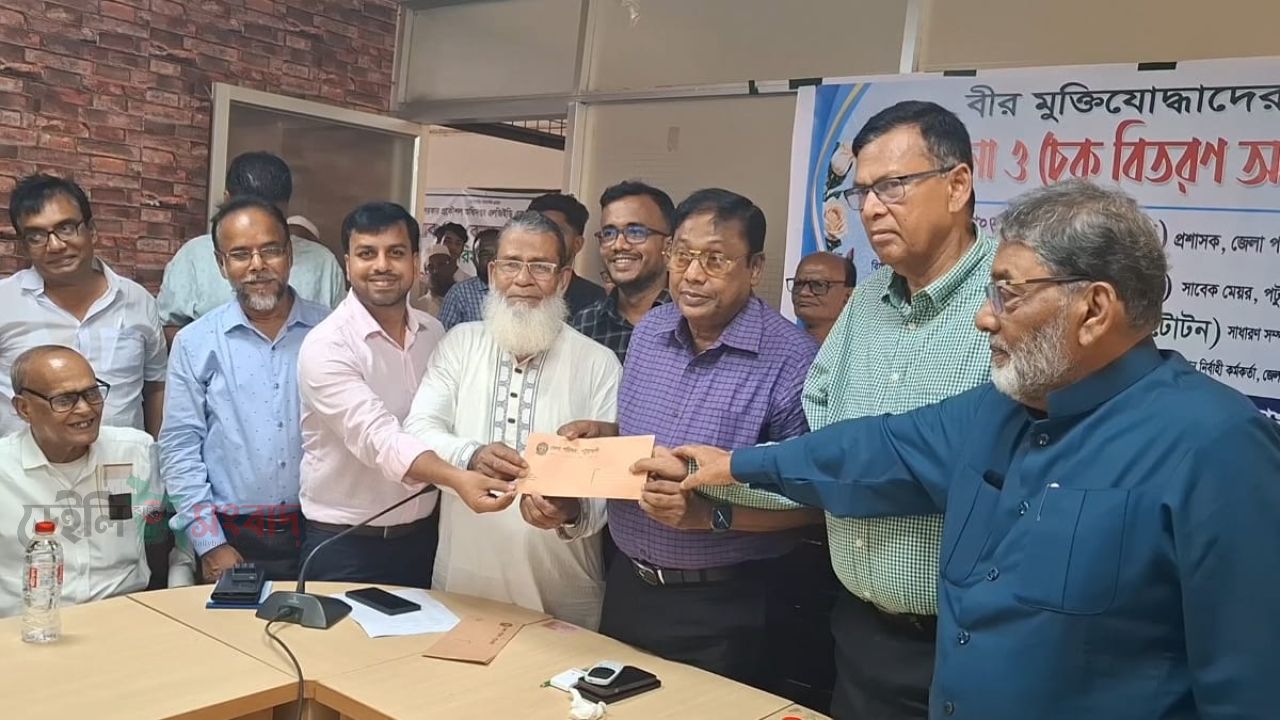 পটুয়াখালীতে ৩৪ বীর মুক্তিযোদ্ধাকে জেলা পরিষদের সম্মাননা