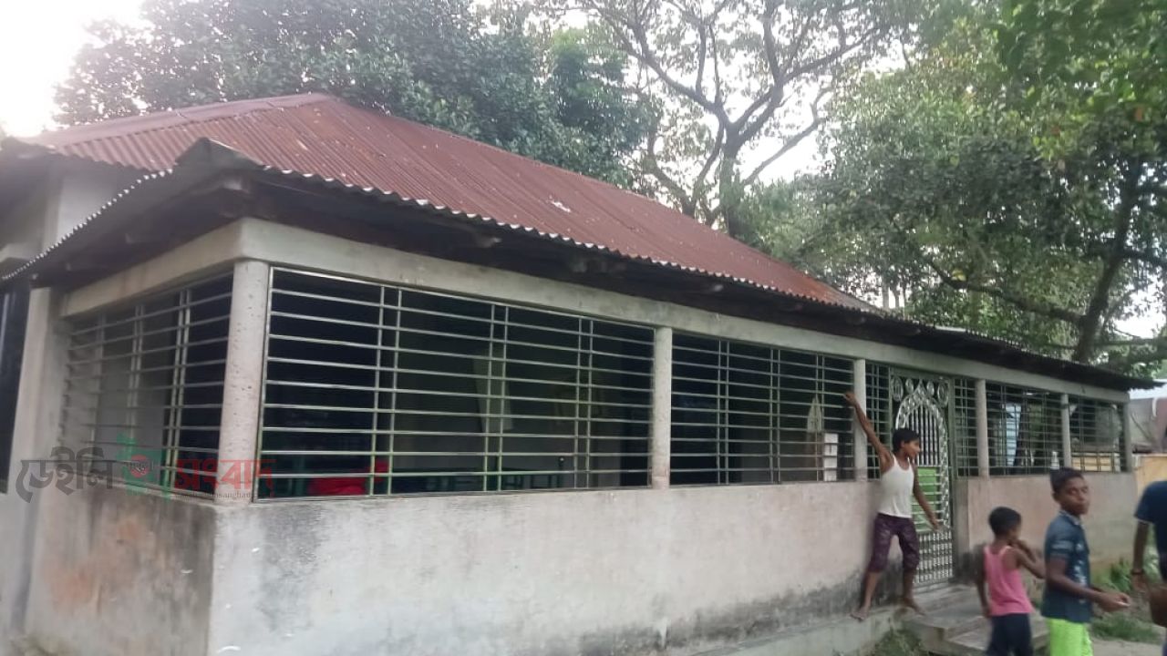 নান্দাইলে ৯ বছরের শিশুকে  মসজিদে   ধর্ষণের চেষ্টা। 