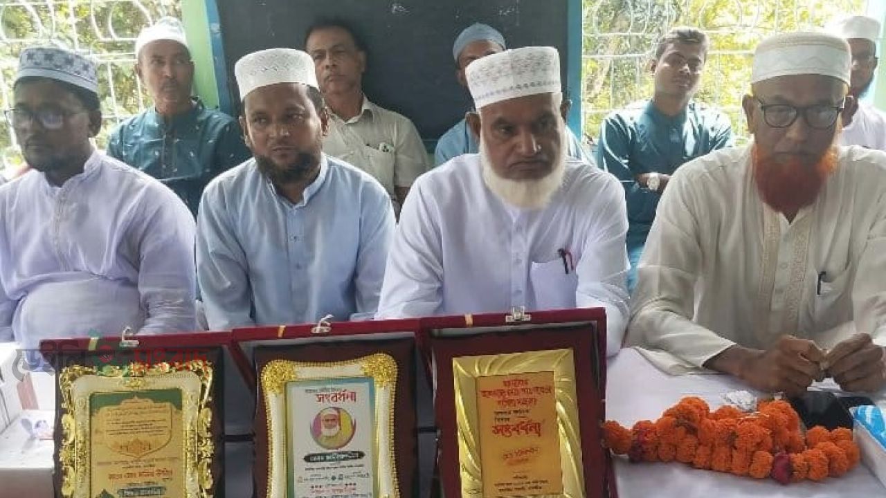 ছয়ঘরিয়া আলহাজ্ব মোঃ আব্দুস সাত্তার দাখিল মাদ্রাসায় সুপার মাওলানা মোহাম্মদ মনির উদ্দিনকে বিদায়ী সংবর্ধনা