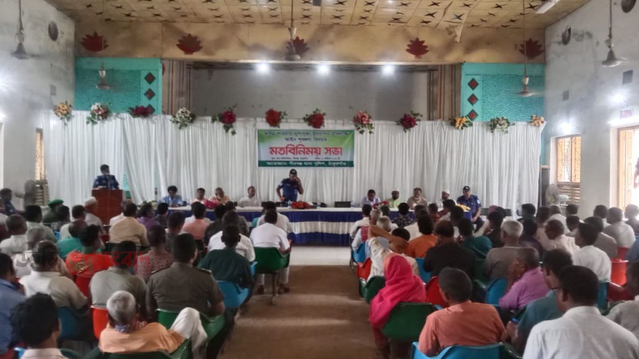 পীরগঞ্জে শারদীয় দূর্গোৎসব উপলক্ষ্য পীরগঞ্জ  থানার  উদ্যেগে মত-বিনিময় সভা।