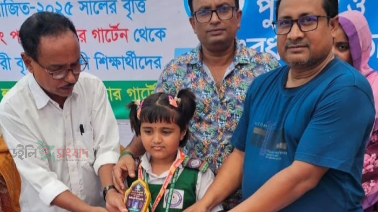 মদনে লার্নিং পয়েন্ট কিন্ডার গার্টেনে বৃত্তিপ্রাপ্তদের ক্রেস্ট ও সনদ বিতরণ
