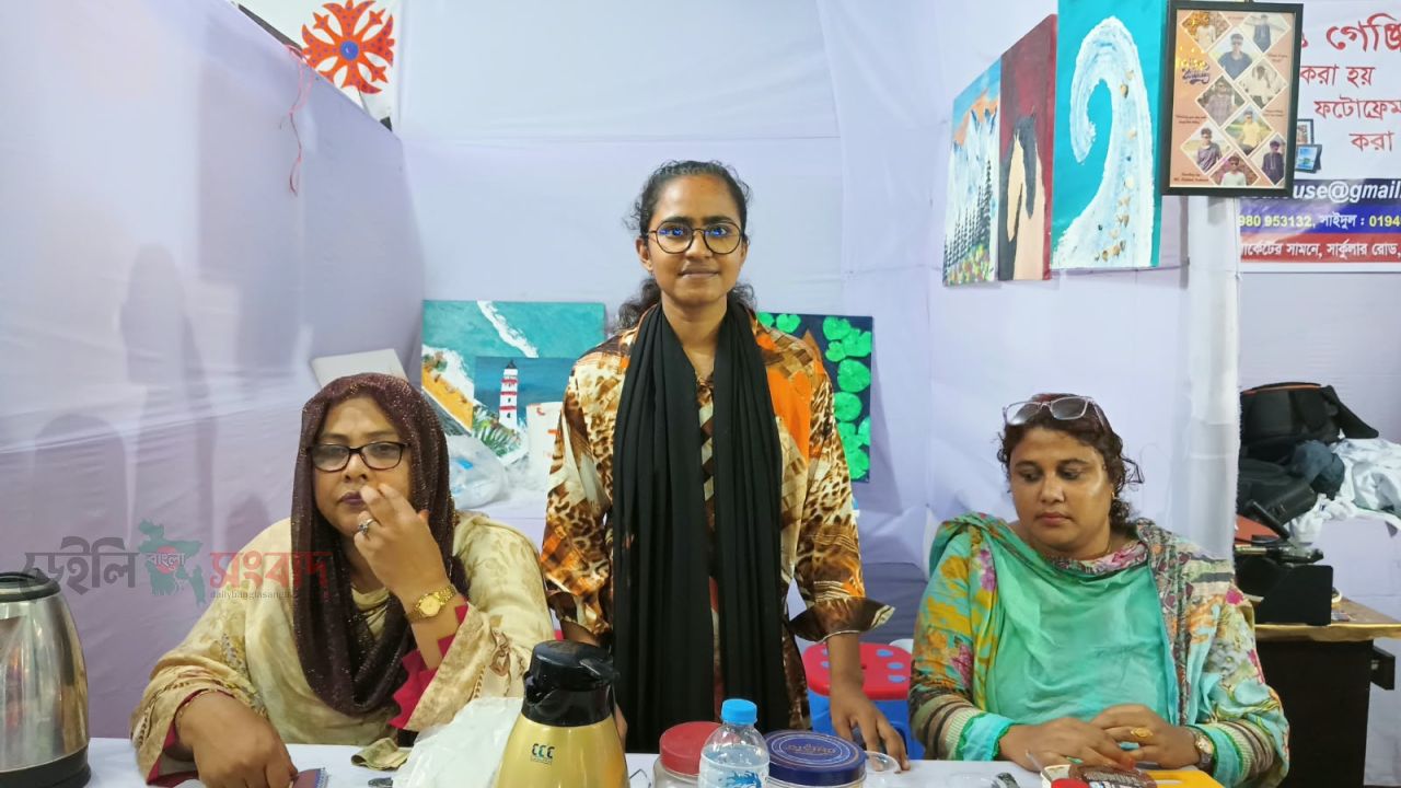 গাইবান্ধা বাণিজ্য মেলার গেটের সামনে চা ও পেইন্টিংয়ের সমাহার