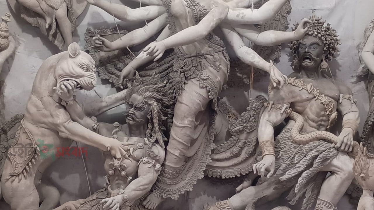 কালিয়াকৈরে বিভিন্ন পূজা মন্ডপে দিনরাত জেগে ব্যস্ত সময় পার করছে প্রতিমা তৈরীর কারিগররা 