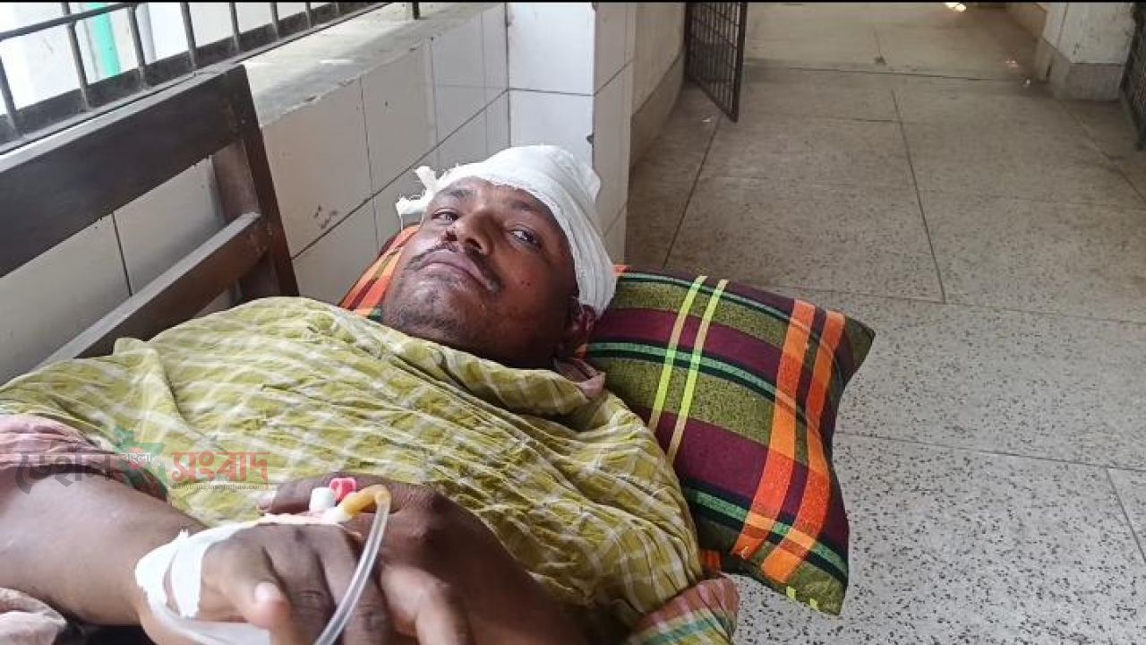 দৌলতপুরে শিক্ষিকার বদলি ঠেকাতে এলাকাবাসীর মানববন্ধন, প্রতিপক্ষের হামলায় আহত একাধিক। 