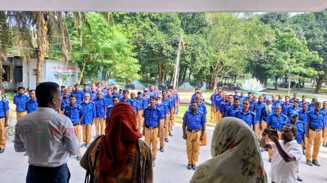 পীরগঞ্জে দশটি  ইউনিয়নের গ্রাম পুলিশ পেল নোতুন পোষাক ও সরঞ্জাম উপহার সামগ্রী বিতরণ।