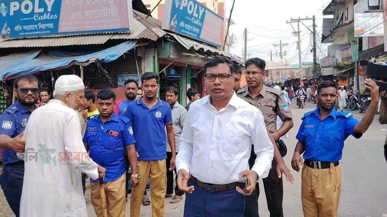 বাগমারা বাজারের যানজট নিরসনে   সাঁড়াশি অভিযান করেন ইউএনও সুব্রত বিশ্বাস দাস 