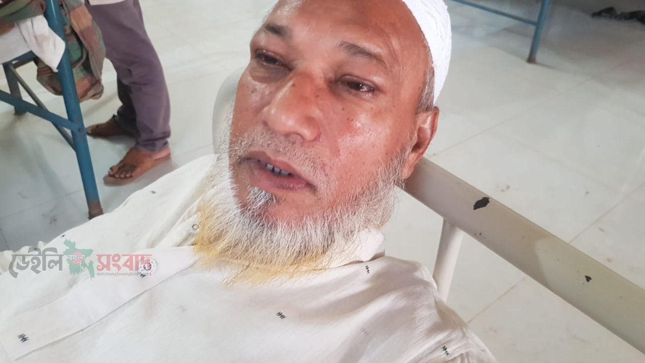 জমি নিয়ে বিরোধ সাংবাদিকের মা- বাবাকে পেটালো ‘ভূমি দস্যুরা’, থানায় মামলা   