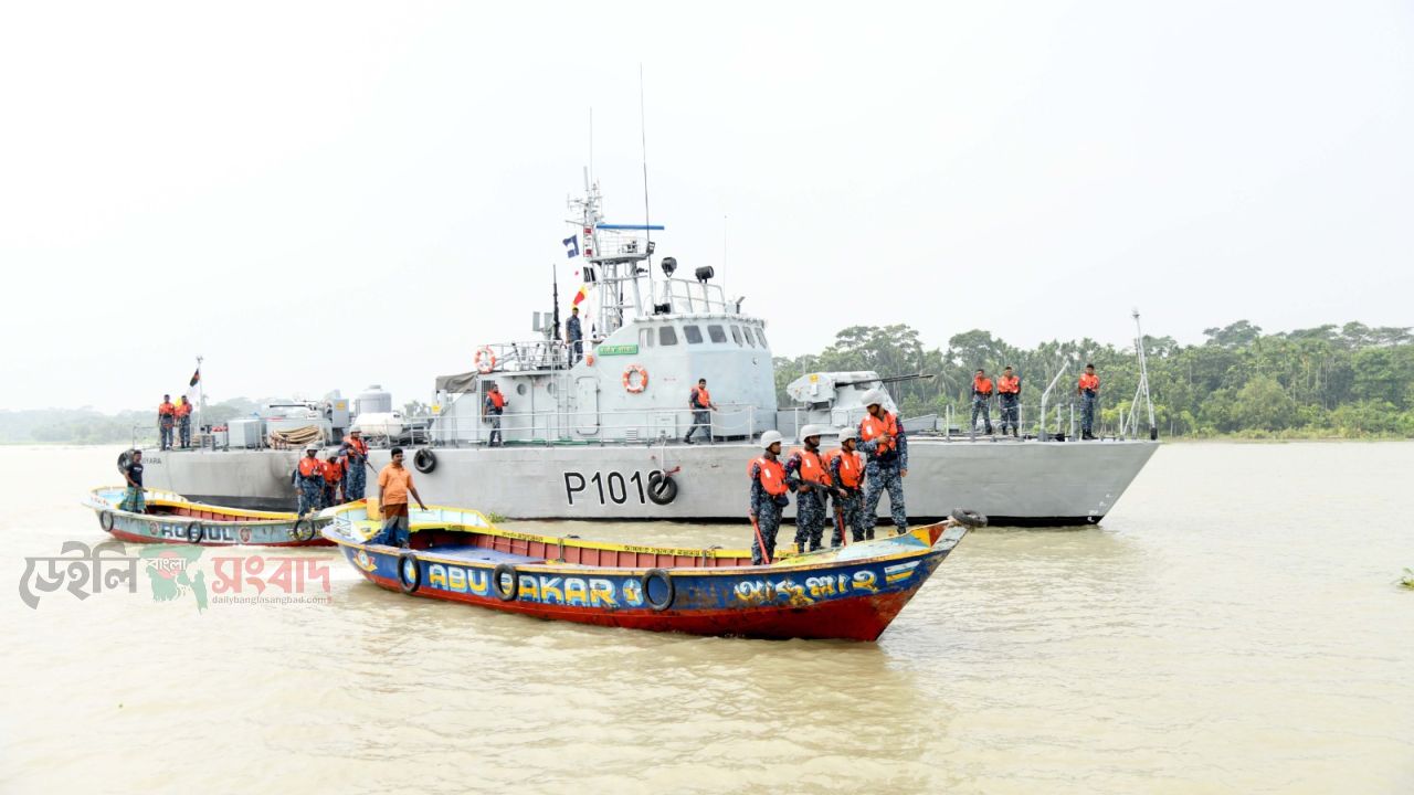 মা ইলিশ রক্ষায় সাগর-নদীতে নৌবাহিনীর কঠোর নজরদারি